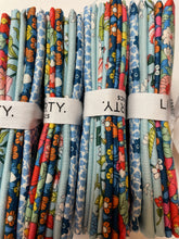 Load image into Gallery viewer, Flower Show Collection Fat Quarter Bundle Blue